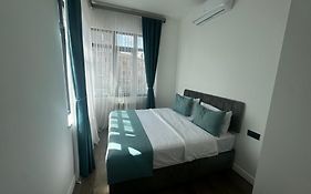 Luxe Apartment In Center